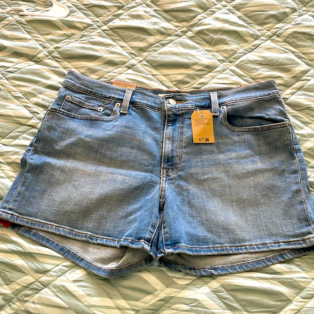 NWT. Levi’s mid length shorts| women’s size 32